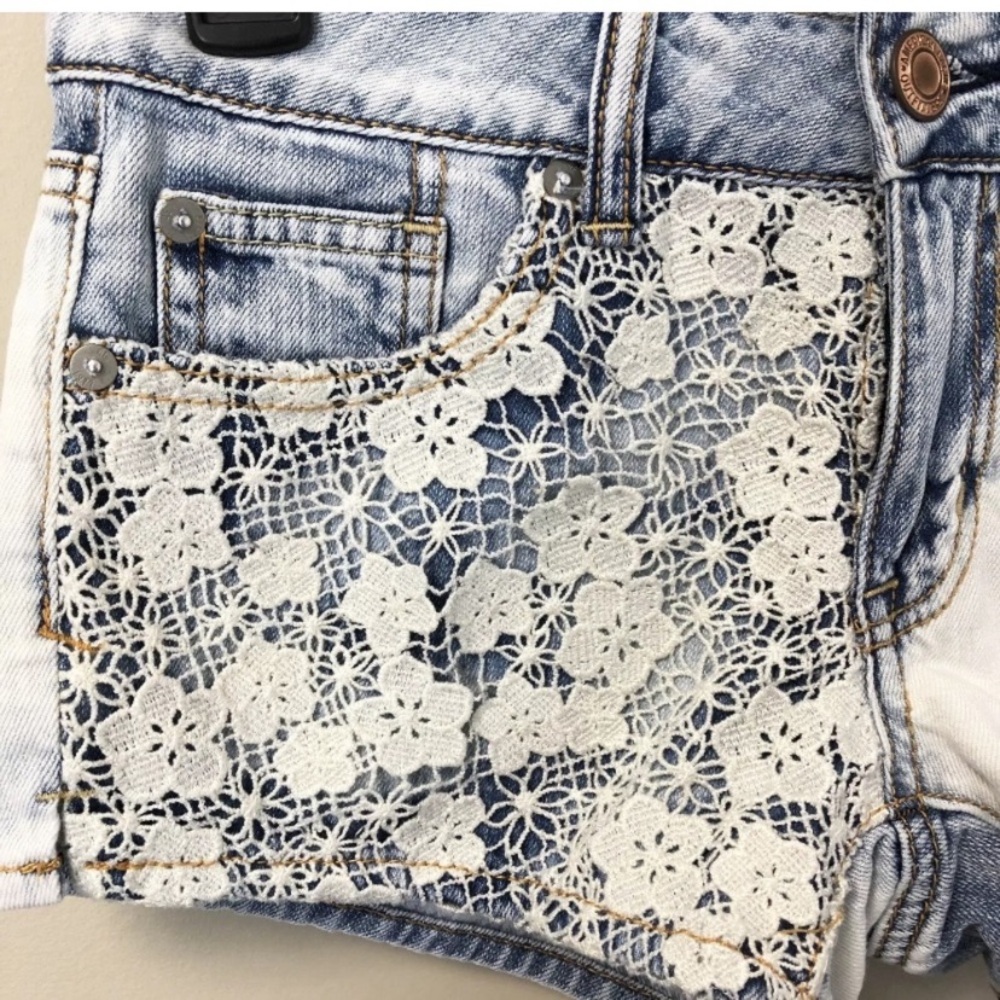 American Eagle Jean Shortie Shorts Size 00 Lace Detail Distressed White-Washed - Picture 3 of 8